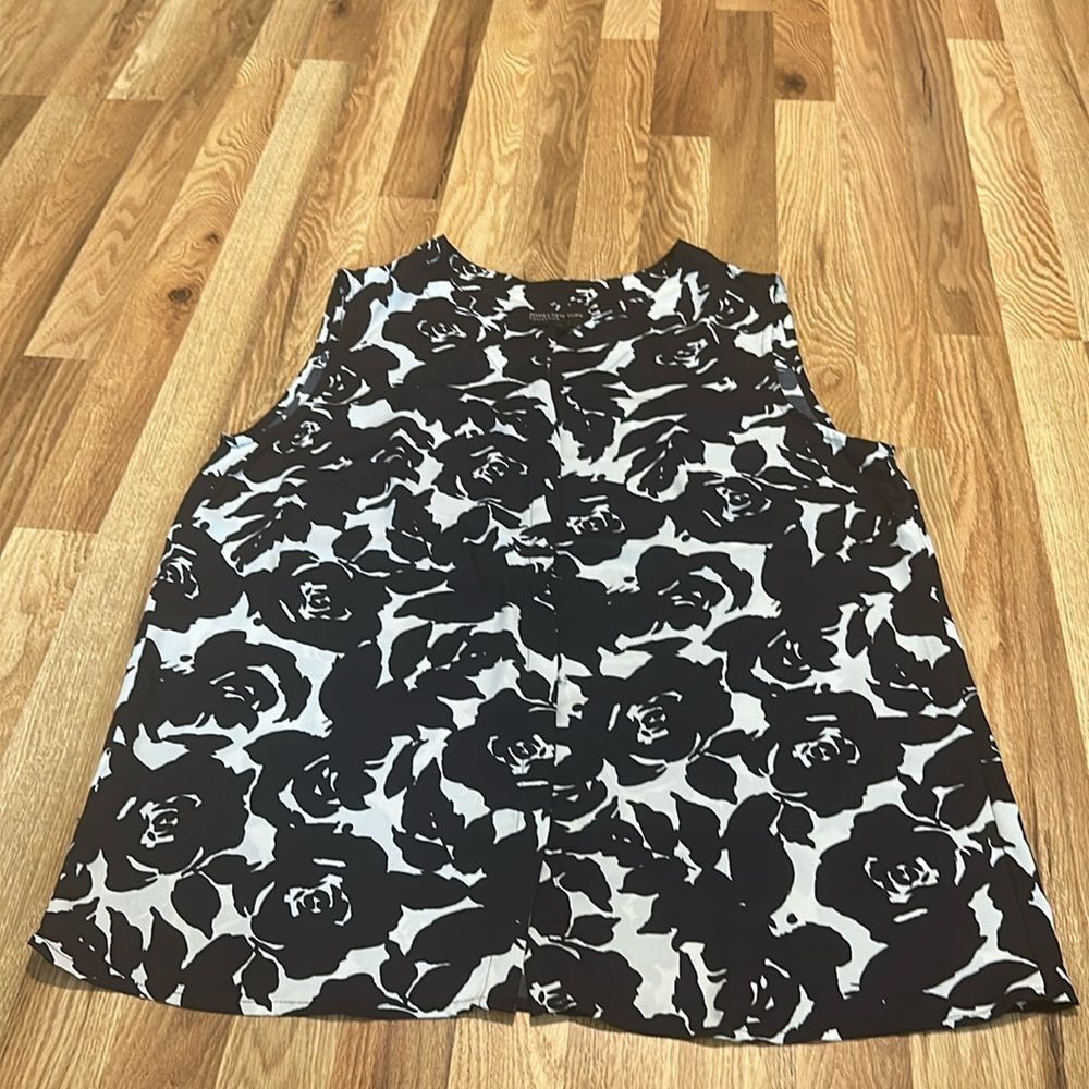 Jones New York collection black-and-white rose print sleeveless top size 14